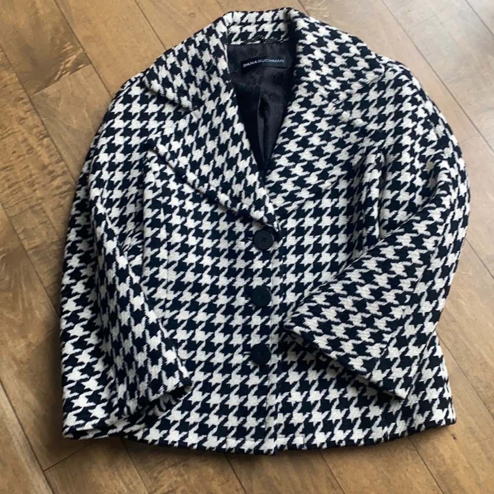 Dana Buchman black and white adorable jacket in perfect condition